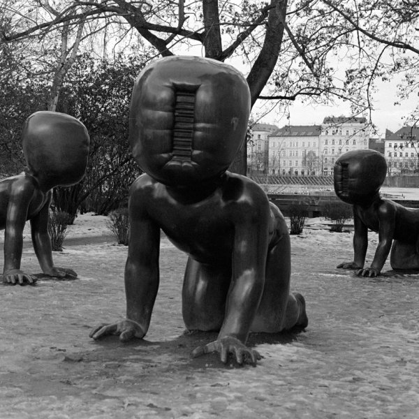 Obří mimino čumí